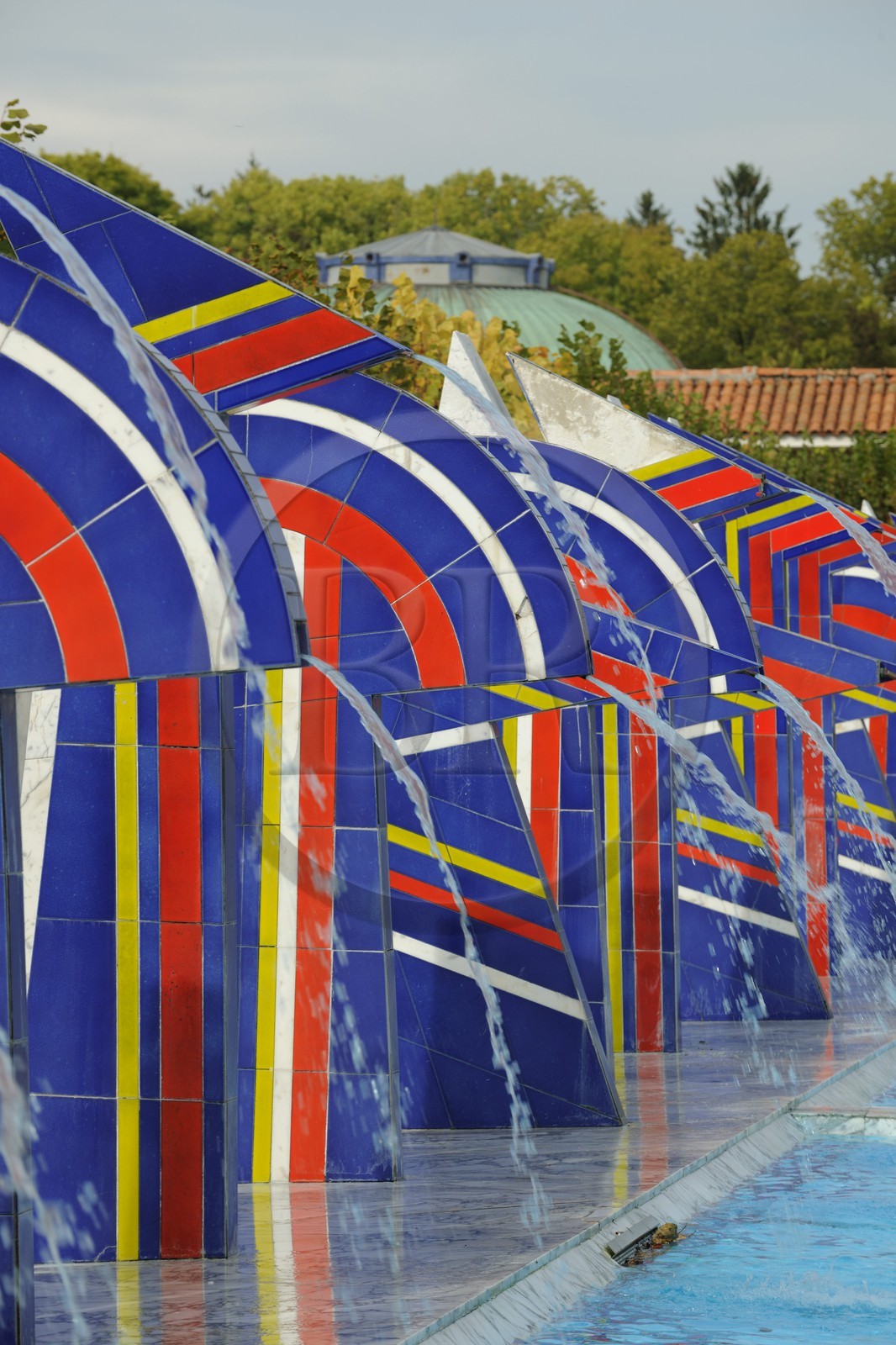 France, Vosges (88), Station thermale de Contrexéville, La place des fontaines, place rectangulaire affirmée par son sol en pavés porphyre, elle porte les 24 fontaines de marbres de Carrare et de lave émaillée, dressées entre 2,50 et 3,50 mètres