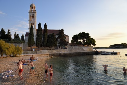 Croatie, Dalmatie, cote dalmate, Ile de Hvar, la ville de Hvar, plage au pied du Monastère franciscain du XVe siècle