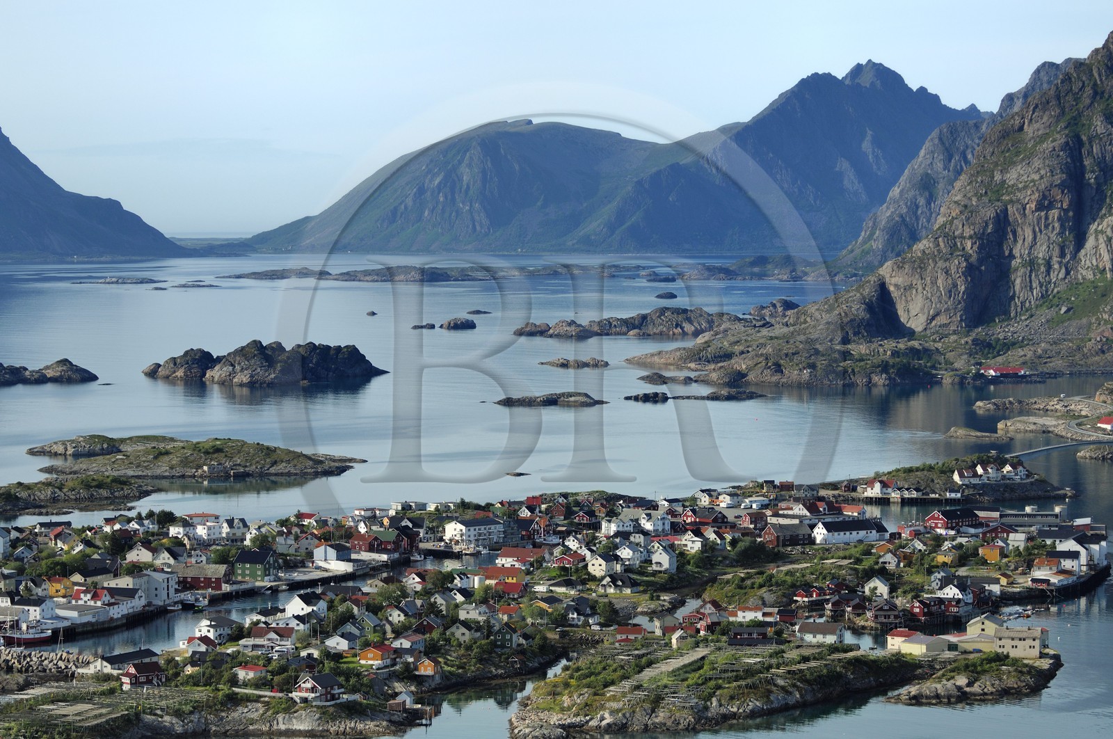 Norvège, Nordland, Iles Lofoten, Ile de Vagan, port de Henningsvaer (vue aérienne)