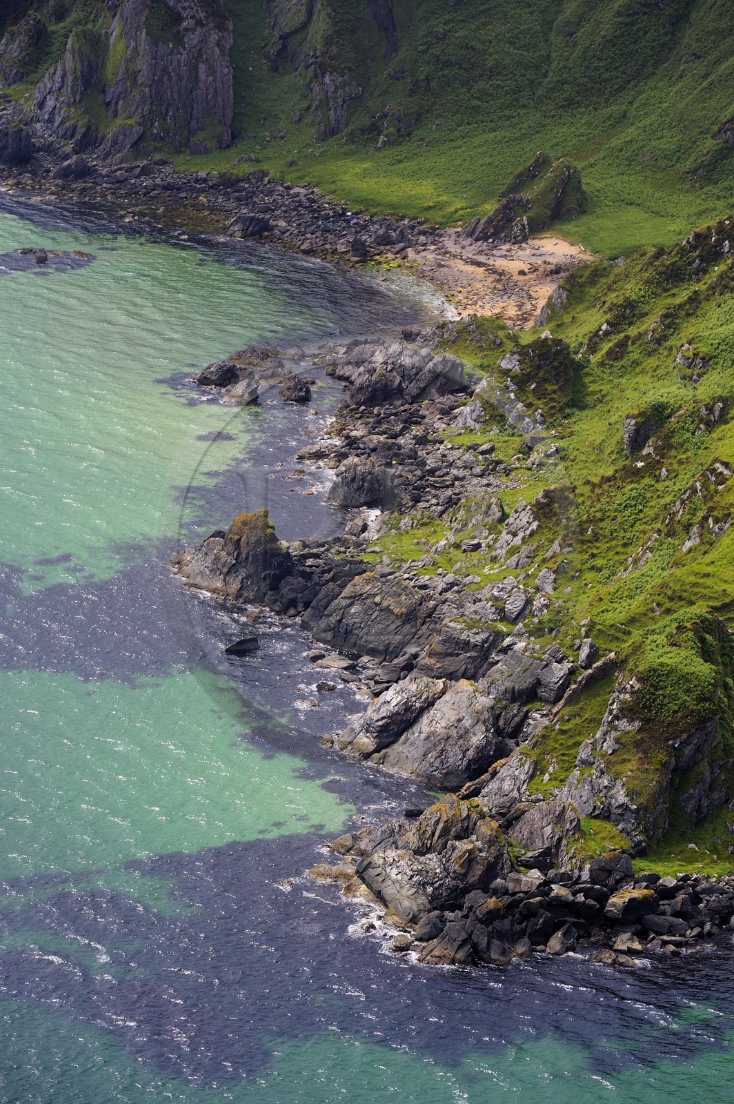 Royaume-Uni, Ecosse, Hébrides intérieures, Ile de Islay, la côte escarpée au sud de Port Ellen (vue aérienne)
