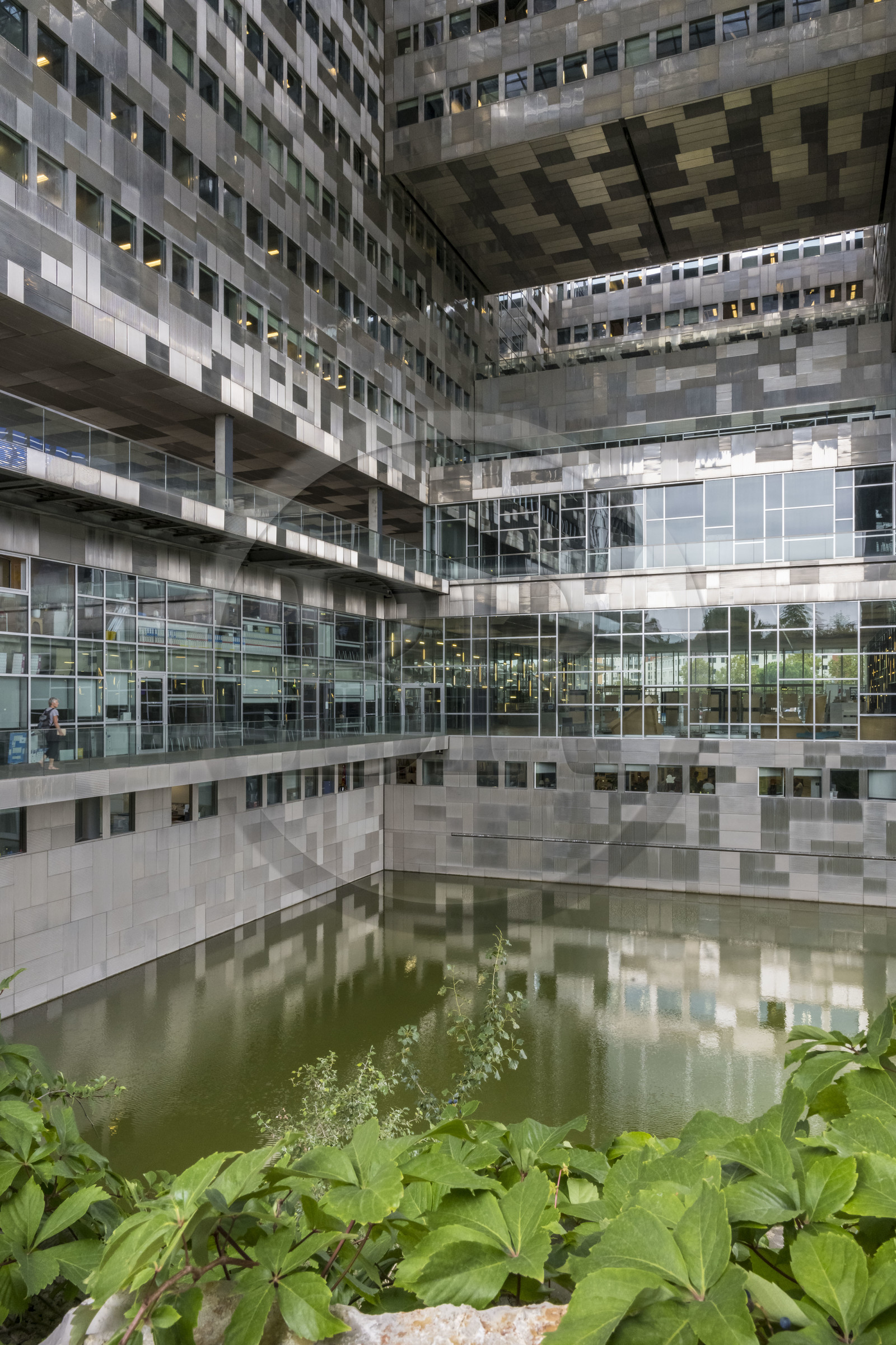 France, Hérault (34), Montpellier,  quartier de Port Marianne, l'Hotel de Ville conçu par les architectes Jean Nouvel et François Fontès, patio entre eau et ciel