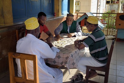 France, Ile de Mayotte, Grande-Terre, Sada, joueurs de dominos portant un kofia brodé, chapeau traditionnel comorien