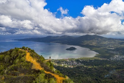 France, Ile de Mayotte, Grande-Terre, Réserve Forestière des Cretes du Sud, randonneurs au sommet du Mont Choungui (594 mètres) et la Baie de Bouéni en arrière plan (vue aérienne)