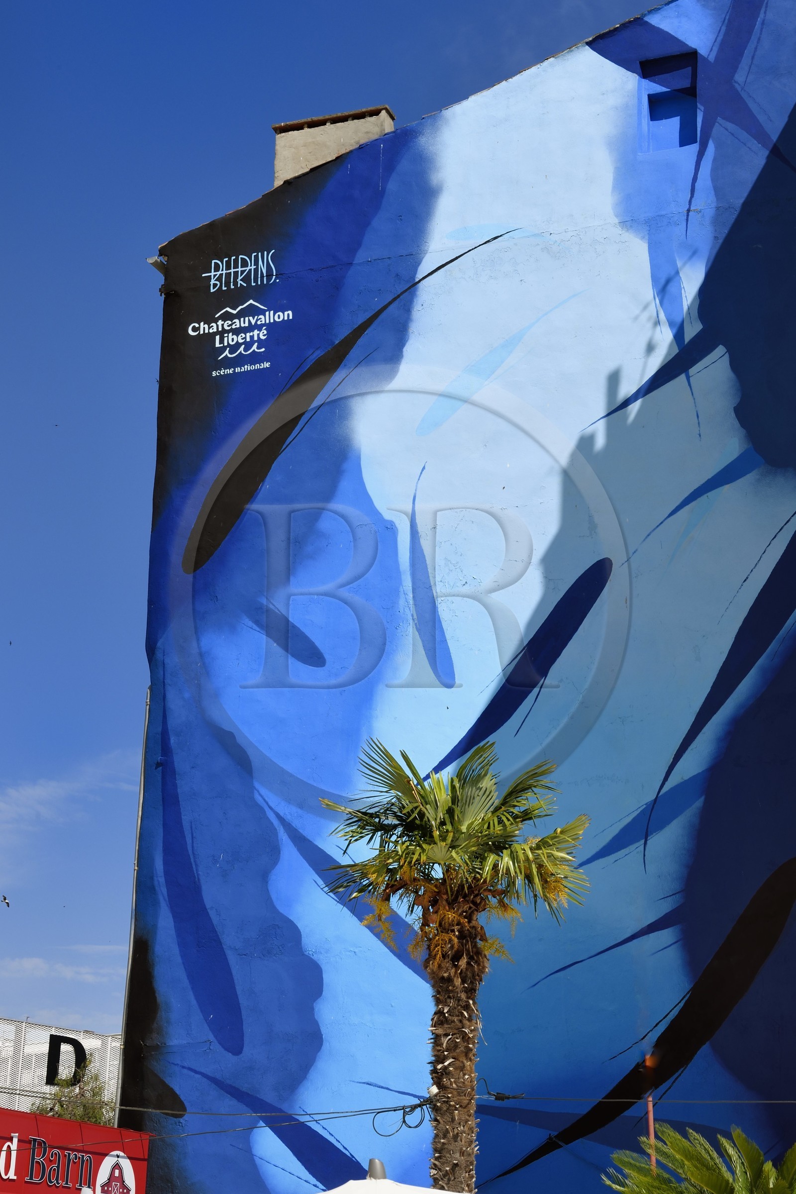 France, Var (83), Toulon, fresque dédiée à la mer sur un mur du port par l'artiste Michael Beerens
