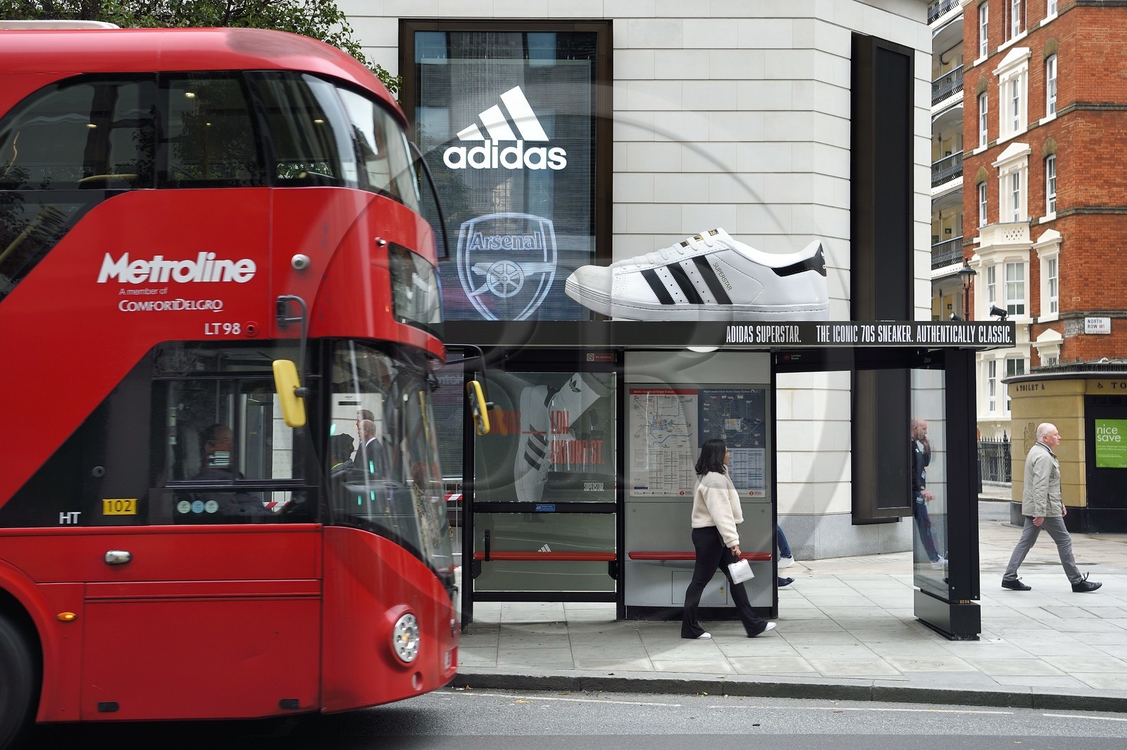 Royaume-Uni, Londres, chaussure géante perchée sur un abribus pour la publicité d'Adidas dans Oxford street