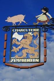 France, Haut-Rhin (68), Colmar, enseigne d'une ancienne charcuterie Maison Zimmerlin au 7 rue des Serruriers dessinée par Hansi