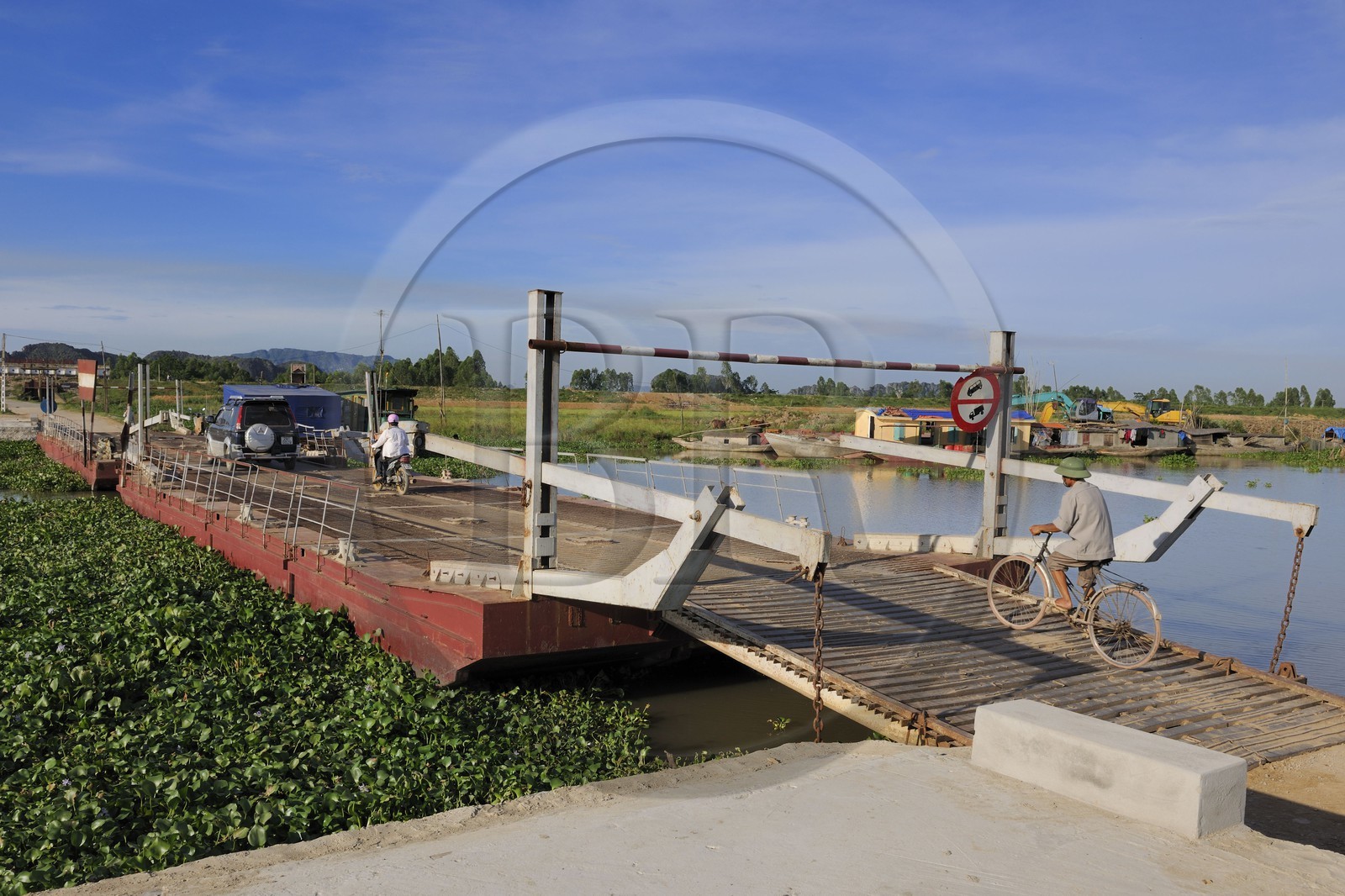 Vietnam, province de Ninh Binh, pont flottant