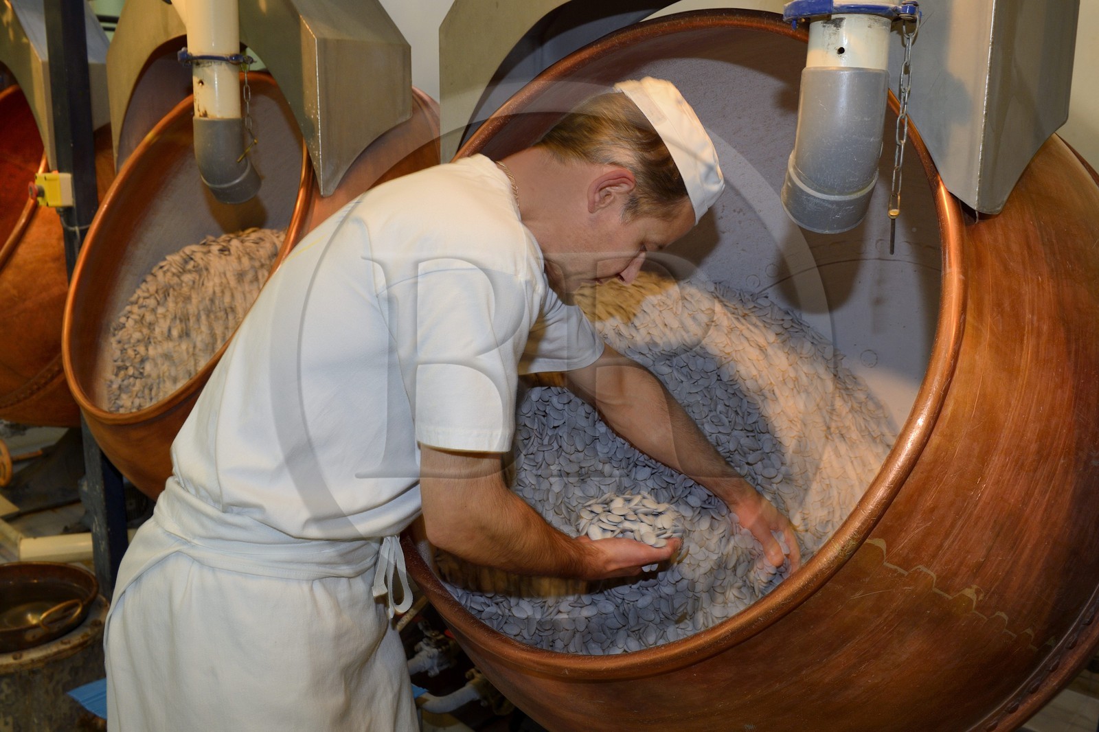 France, Meuse (55), Verdun, usine de dragées Braquier, gommage des amandes, opération ayant pour but de recouvrir les amandes d'un film et d'empêcher l'huile de migrer vers l'extérieur
