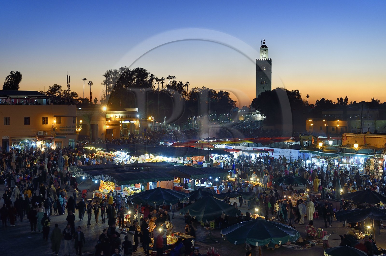 Maroc, Haut-Atlas, Marrakech, ville impériale, Médina classée Patrimoine Mondial de l'UNESCO, place place Jemaa el-Fna et le minaret de la mosquée la Koutoubia en arrière plan