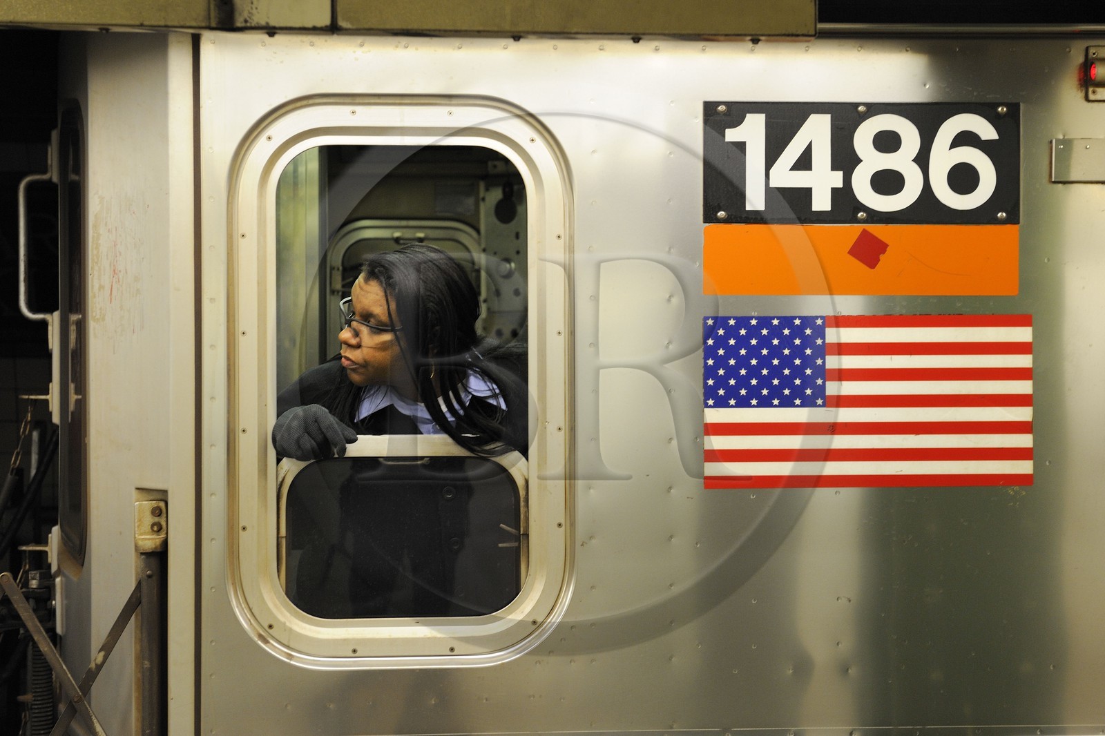 Etats-Unis, New York, Manhattan, le métro et le drapeau américain