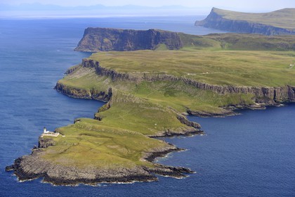 Royaume-Uni, Ecosse, Highland, Hébrides intérieures, Ile de Skye, Péninsule de Duirinish, le phare de Neist Point (vue aérienne)