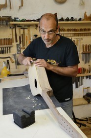 France, Haute-Corse (2B), Balagne, village de Pigna, le luthier Ugo Casalonga dans son atelier fabricant une cetera (cistre) instrument traditionnel corse
