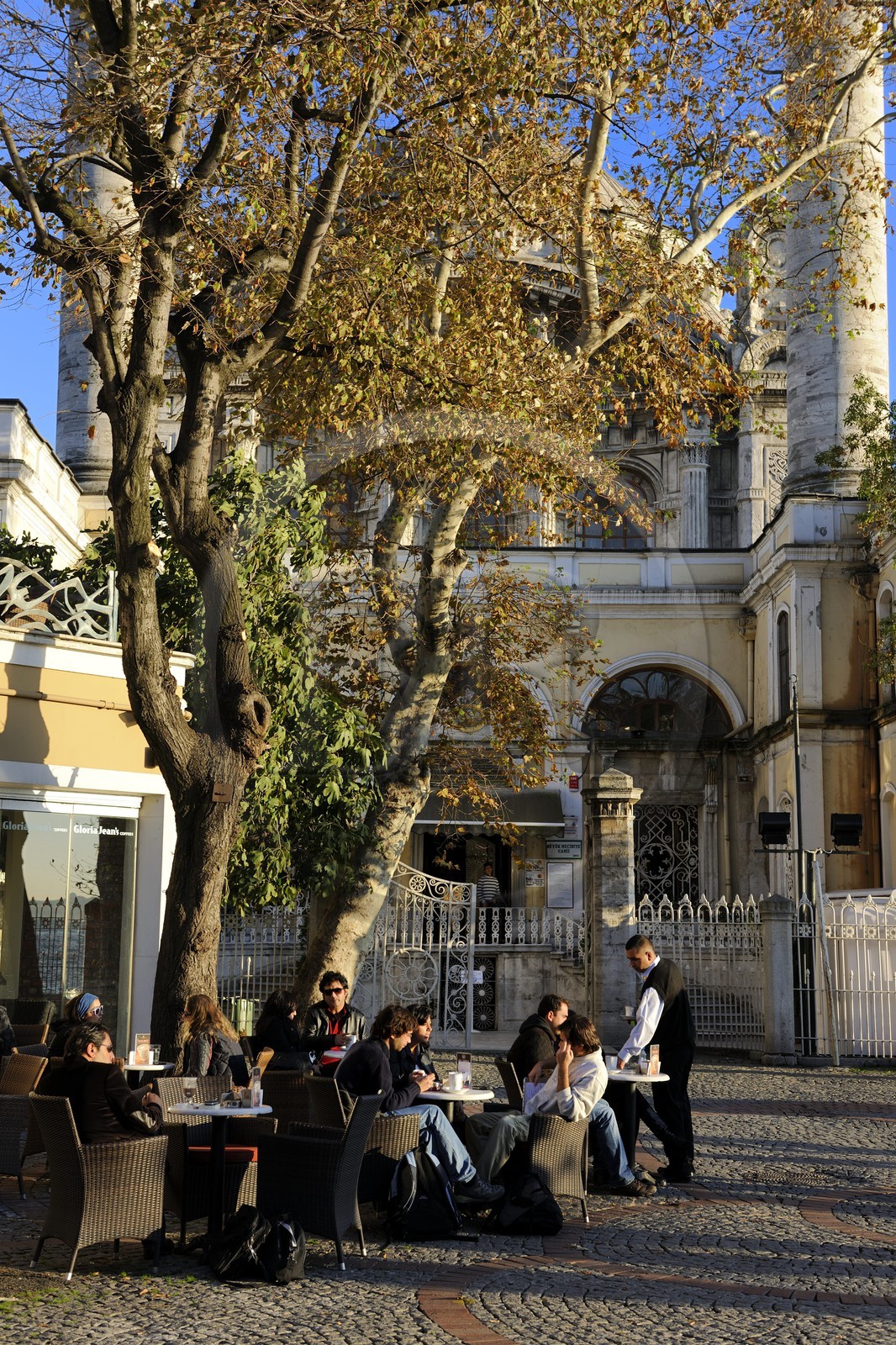 Turquie, Istanbul, terrasse devant la mosquée baroque d' Ortaköy au bord du Bosphore