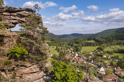 France, Bas-Rhin (67), Parc naturel régional des Vosges du Nord, Obersteinbach, l’arche du rocher en grès du Wachtfels domine le village (vue aérienne)