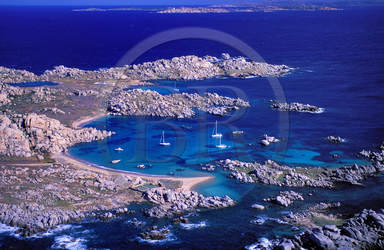 France, Corse-du-Sud (2A), bateaux au mouillage dans l'archipel des îles Lavezzi (vue aérienne)