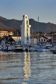 France, Pyrénées-Atlantiques (64), Pays-Basque, Saint-Jean-de-Luz, bateau au port et phare de Ciboure construit par André Pavlovsky en 1936, le sommet de la montagne La Rhune en arrière-plan