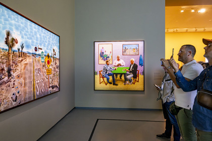 France, Paris (75), Bois de Boulogne, la fondation Louis Vuitton de l'architecte Frank Gehry, exposition David Hockney 25, A Bigger Card Players (2015) et Pearblossom Hwy., 11-18th April 1986 No. 2 au premier plan