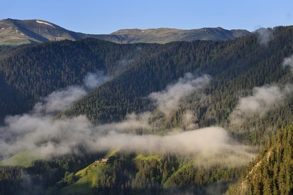 Géorgie, Kakheti, Parc national de Touchétie, petit hameau dans une vallée non loin de Omalo