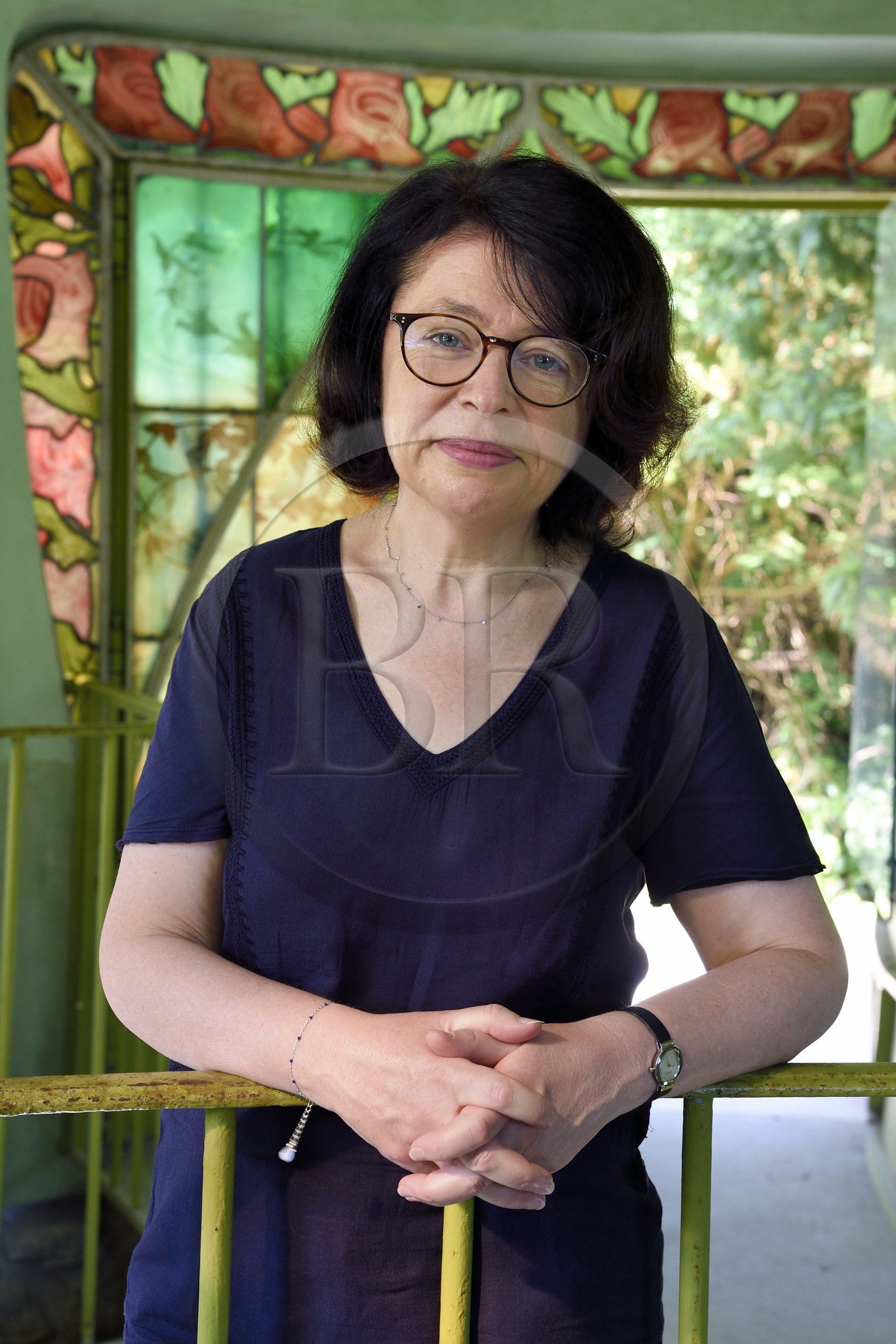 France, Meurthe-et-Moselle (54), Nancy, musée de l'Ecole de Nancy dans l'ancienne propriété d'Eugène Corbin, vitraux de la porte du pavillon aquarium (1904) par Jacques Gruber, la conservatrice Valérie Thomas