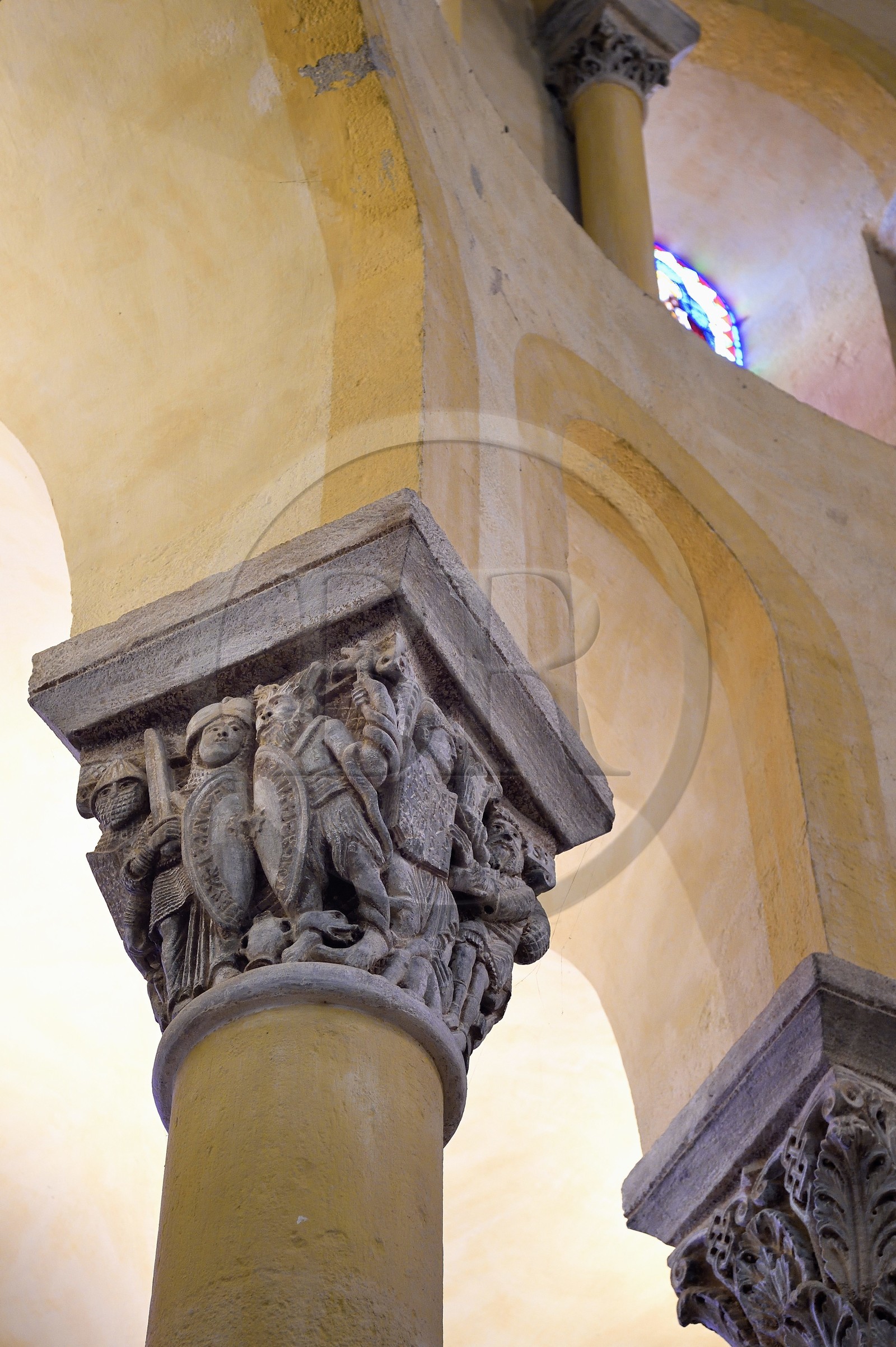 France, Puy-de-Dôme (63), Clermont-Ferrand, basilique Notre-Dame-du-Port de style roman auvergnat, classée Patrimoine Mondial de l'UNESCO au titre des Chemins de Saint-Jacques-de-Compostelle en France, chapiteau du choeur représentant la bataille de la charité contre l'avarice
