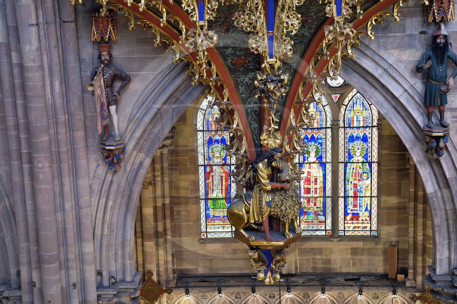 France, Bas-Rhin (67), Strasbourg, vieille ville classée au Patrimoine Mondial de l'UNESCO, la cathédrale Notre-Dame, le grand orgue qui domine la nef, l'automate appelé le Rohraffe (aussi Bretzelmann) à droite sous le grand orgue, de là les fidèles et le clergé se faisait insulter lors des offices des fêtes de la Pentecote, sur la gauche un héraut porte à sa bouche une trompette avec l’aide de cables tirés par l’organiste