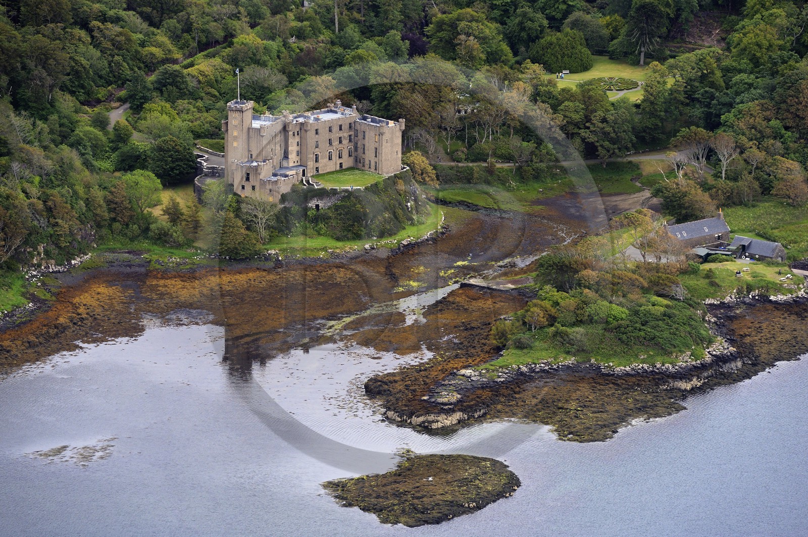 Royaume-Uni, Ecosse, Highland, Hébrides intérieures, Ile de Skye, chateau de Dunvegan du clan MacLeod (vue aérienne)