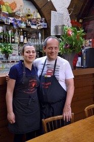 France, Rhône (69), Lyon, site historique classé Patrimoine Mondial de l'UNESCO, bouchon lyonnais le Musée rue des Forces, le patron Luc Minaire et sa fille Maude