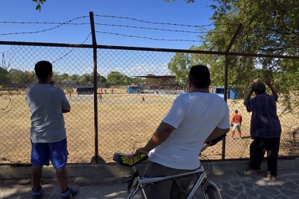 Nicaragua, Granada, spectateurs d'un match de Baseball