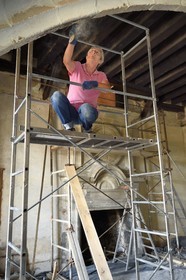France, Allier (03), ancienne province du Bourbonnais, Besson, chateau de Fourchaud (XIVe siècle au XVIe siècle) appartenant aujourd'hui aux descendants des Bourbon-Parme, volontaires de l'association de sauvegarde du chateau en plein travaux de restauration