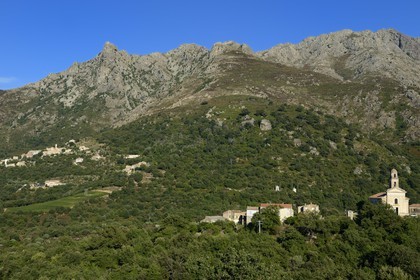France, Haute-Corse (2B), Balagne, église de Feliceto et village perché de Nessa en arrière plan