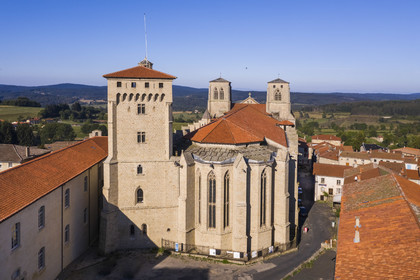 France, Haute-Loire (43), Parc naturel régional Livradois-Forez, l'abbaye de La Chaise-Dieu, chevet de l'église abbatiale Saint-Robert et la tour Clémentine (vue aérienne)