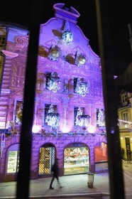 France, Bas-Rhin (67), Strasbourg, vieille ville classée au Patrimoine Mondial de l’UNESCO, décoration de Noël sur la patisserie Christian Meyer