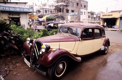 Vietnam, Ho Chi Minh Ville, Cholon, vieille traction-avant Citroën roulant toujours datant du temps des français