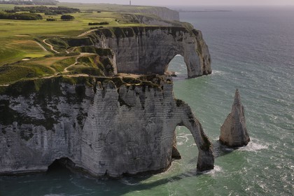 France, Seine-Maritime (76), Pays de Caux, Côte d'Albâtre, Etretat, les falaises d'Aval, l'Aiguille Creuse et le golf (vue aérienne)
