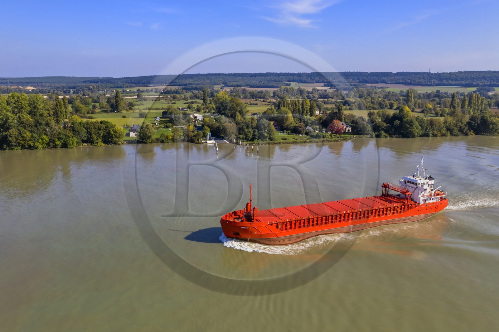 France, Seine-Maritime (76), Pays de Caux, Parc naturel régional des Boucles de la Seine normande, le general cargo ship Merit remontant la Seine à Mesnil-sous-Jumièges (vue aérienne)