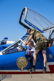 France, Bouches-du-Rhône (13), Salon-de-Provence, base aerienne 701, base de la Patrouille de France (PAF pour Patrouille acrobatique de France) de l'Armée de l'air et de l'espace française, le pilote, le capitaine Cédric Queyranne, termine de se préparer dans son cockpit aux côtés de l'adjudant Nicolas Renard, son mécanicien, pour un vol à bord de son avion Alphajet