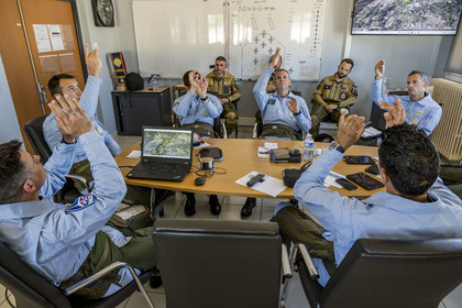 France, Bouches-du-Rhône (13), Salon-de-Provence, base aerienne 701, base de la Patrouille de France (PAF pour Patrouille acrobatique de France) de l'Armée de l'air et de l'espace française, répétition de la musique, visualisation mentale du vol, sous la direction le commandant et leader Julien Decorte (à gauche) lors du briefing dans les locaux de la Patrouille de France