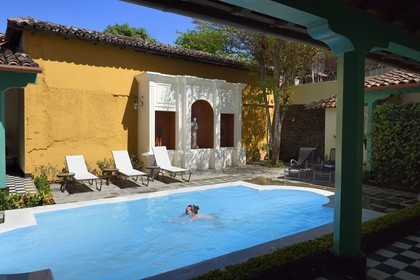 Nicaragua, Leon, hotel El Convento dans l'ancien couvent de San Francisco fondé en 1639, la piscine