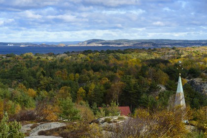 Suède, Västra Götaland, Iles Koster, Sydkoster, clocher de l'église de l'ile vue du rocher de Valfjäll