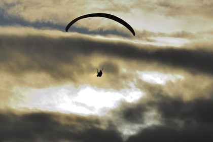 France, Calvados (14), la Suisse normande, Clécy, parapente depuis la route des crêtes qui domine la vallée de l'Orne