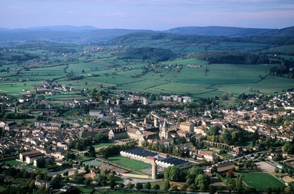 France, Saône-et-Loire (71), Mâconnais, ancienne abbaye de Cluny et la vieille ville (vue aérienne)