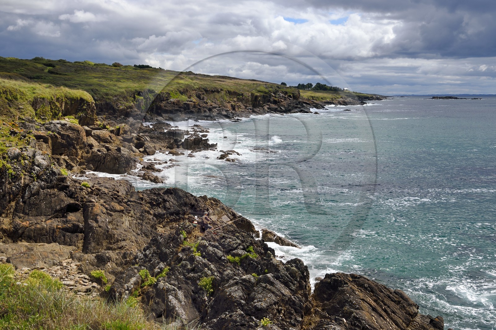 France, Finistère (29), Moelan-sur-Mer, le littoral entre Kerfany les Pins et la plage de Trenez sur le chemin de Grande Randonnée GR 34 ou sentier des douaniers, pecheur à la ligne