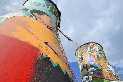 Afrique du Sud, province de Gauteng, Johannesburg, Orlando Towers qui dominent le quartier d'Orlando du township de Soweto, mur d'escalade du du Vertical Adventure Centre sur une des deux tours de refroidissement de la centrale d'Orlando