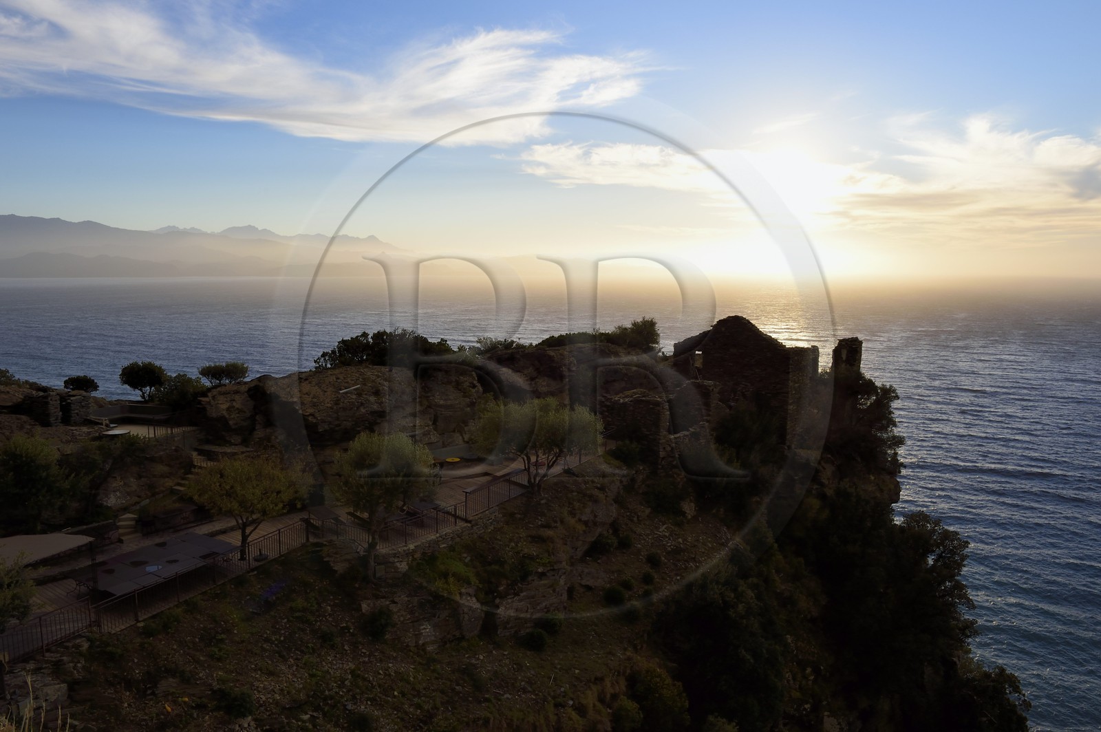 France, Haute-Corse (2B), Nonza, ruines de la Sassa devant le golfe de Saint Florent