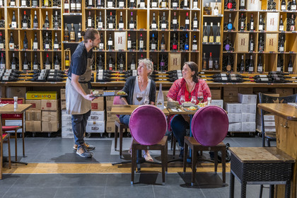 France, Hérault (34), Montpellier,  quartier de Port Marianne, autour du Bassin Jacques Coeur, bar de dégustation des vins et restaurant Le Trinque-Fougasse