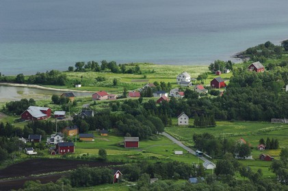 Norvège, Troms, habitations dans le Solbergfjorden au sud de Tromso (vue aérienne)