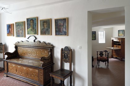 France, Var (83), Seillans, labellisé Les Plus Beaux Villages de France, la Maison Waldberg renferme les donations Max Ernst, Dorothea Tanning et Stan Appenzeller, peintures de Stan Appenzeller au mur