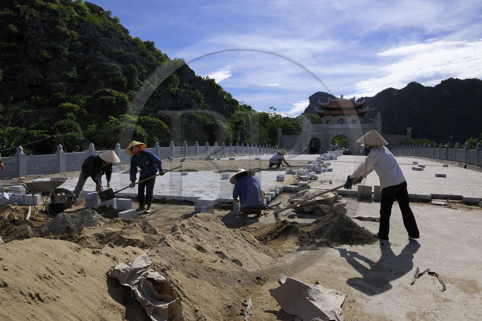 Vietnam, province de Ninh Binh, Hoa Lu, construction d'un nouvel accès monumental