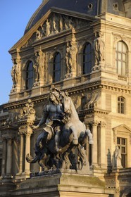 France, Paris (75), musée du Louvre, la statue équestre de Louis XVI cour Napoléon