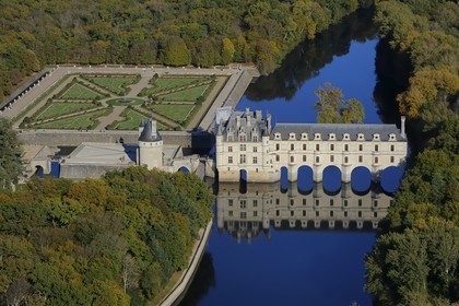 France, Indre-et-Loire (37), château de Chenonceau et son jardin à la française au bord du Cher (vue aérienne)